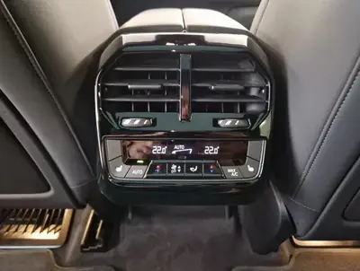 BMW iX xDrive60 M Sport Pro — SUV électrique haute performance, quasi neuf — Thumbnail 12