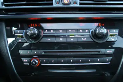BMW X5 xDrive M50d M-Sport — SUV premium diesel, pack M complet et toit ouvrant — Miniature 17