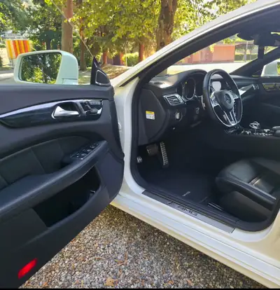 Mercedes-Benz CLS 63 AMG — Performance brute et élégance intemporelle, 35'000 km seulement — interni