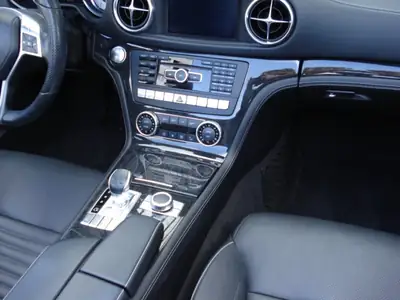 Mercedes-Benz SL 400 — Roadster élégant, 40 000 km seulement — Innenraum
