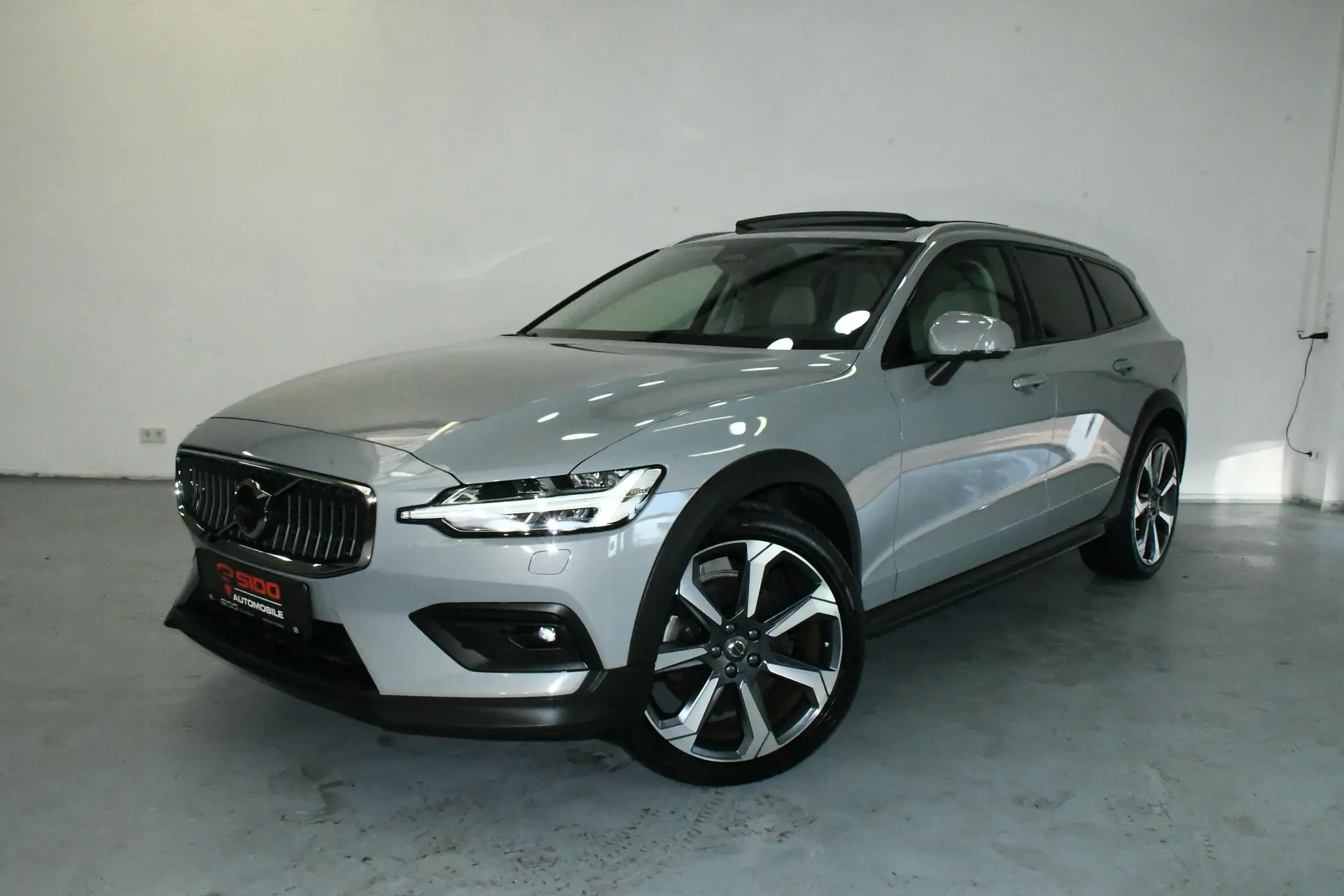 Volvo V60 Cross Country AWD Ultimate — SUV de luxe, 4RM, faible consommation — Außenansicht
