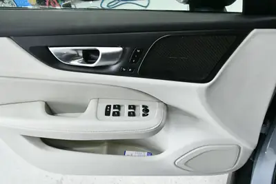 Volvo V60 Cross Country AWD Ultimate — SUV de luxe, 4RM, faible consommation — Miniatur 19