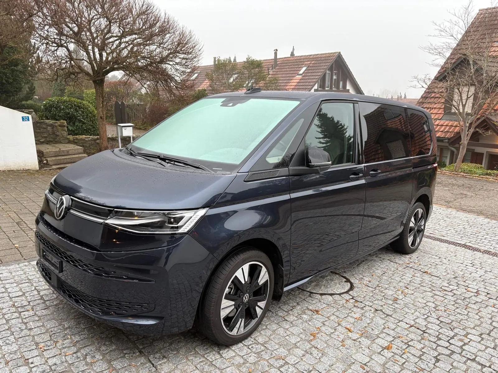 VW T7 Multivan 1.4 eHybrid Life DSG — Monospace hybride rechargeable, 14 000 km, bleu métallisé — Außenansicht