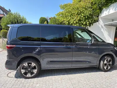 VW T7 Multivan 1.4 eHybrid Life DSG — Monospace hybride rechargeable, 14 000 km, bleu métallisé — Heckansicht
