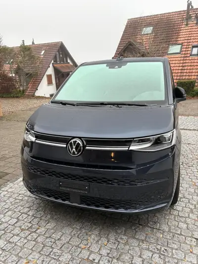 VW T7 Multivan 1.4 eHybrid Life DSG — Monospace hybride rechargeable, 14 000 km, bleu métallisé — Seitenansicht