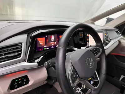 VW T7 Multivan 1.4 eHybrid Life DSG — Monospace hybride rechargeable, 14 000 km, bleu métallisé — Armaturenbrett