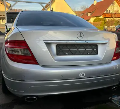 Mercedes-Benz C 350 CDI Avantgarde 4Matic — Diesel puissant, transmission automatique, traction intégrale — vista posteriore