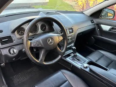 Mercedes-Benz C 350 CDI Avantgarde 4Matic — Diesel puissant, transmission automatique, traction intégrale — fianco