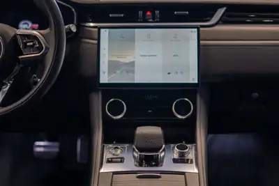 Jaguar F-Pace 5.0 V8 SVR P550 AWD — Monstre performant, 47'500 km seulement — Miniatur 23