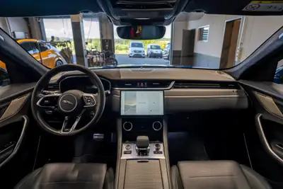 Jaguar F-Pace 5.0 V8 SVR P550 AWD — Monstre performant, 47'500 km seulement — Miniatur 24