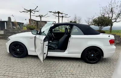 BMW 125i Cabrio 2011 — Roadster sportif essence, 218 ch et toile rétractable — vista posteriore