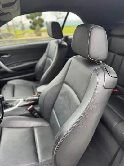 BMW 125i Cabrio 2011 — Roadster sportif essence, 218 ch et toile rétractable — interni