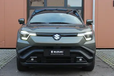 Suzuki e-Vitara 61kWh Compact Top 4x4 — SUV électrique avec grande autonomie et toit ouvrant — côté