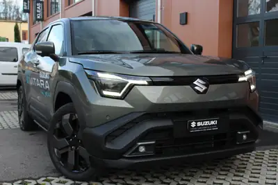 Suzuki e-Vitara 61kWh Compact Top 4x4 — SUV électrique avec grande autonomie et toit ouvrant — arrière