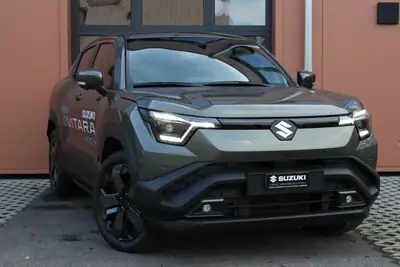 Suzuki e-Vitara 61kWh Compact Top 4x4 — SUV électrique avec grande autonomie et toit ouvrant — vue extérieure