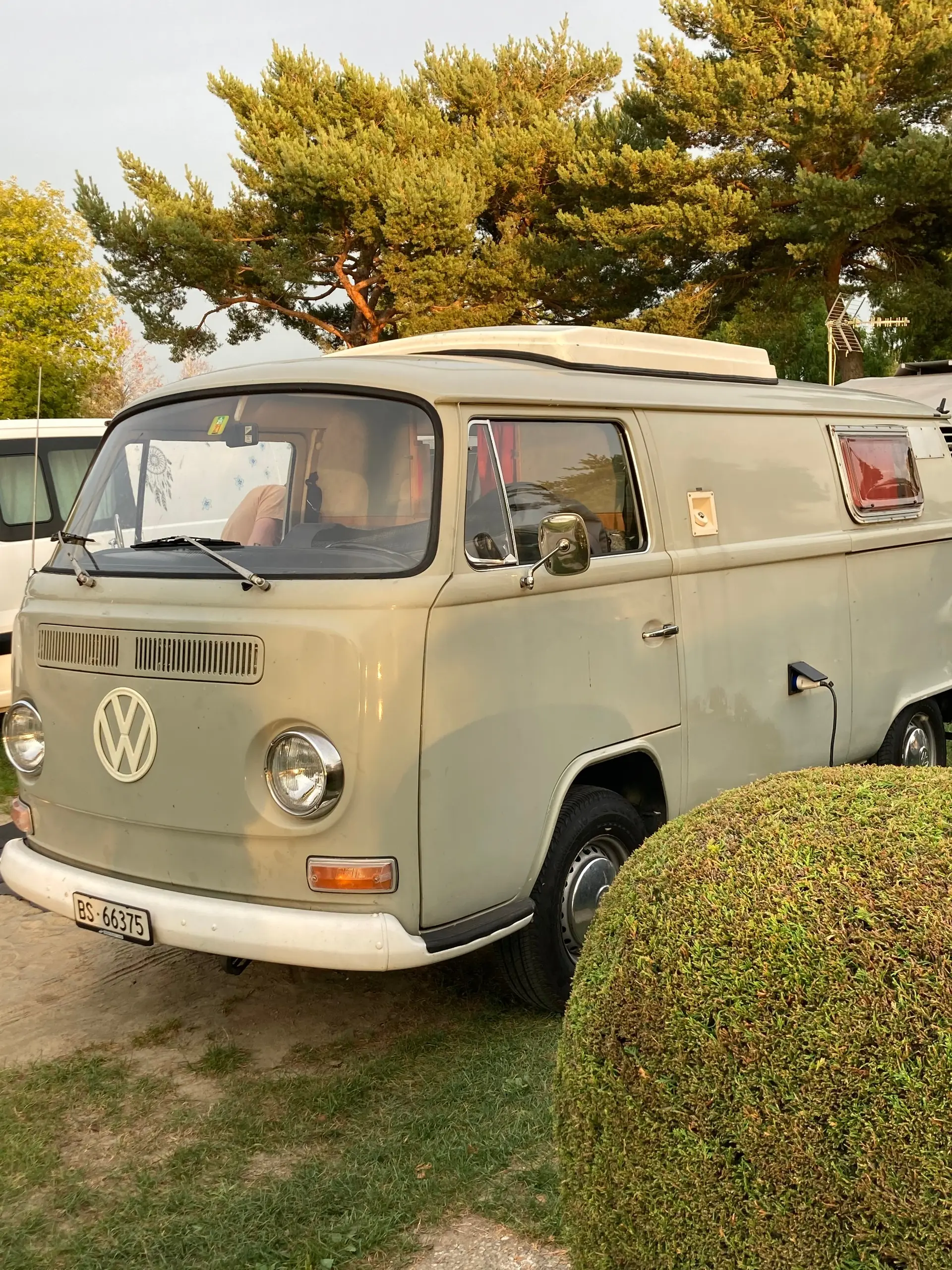 VW T2 1972 — Légende du camping-car, aménagement complet et histoire authentique — Außenansicht