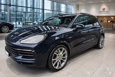 Porsche Cayenne E-Hybrid Platinum Edition — SUV haute performance, hybride rechargeable, 74'000 km — exterior view
