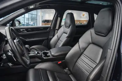 Porsche Cayenne E-Hybrid Platinum Edition — SUV haute performance, hybride rechargeable, 74'000 km — interior