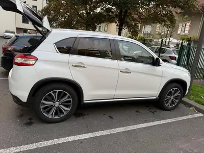 Peugeot 4008 1.6 HDi Active 4WD — SUV robuste, diesel économique, 4x4 authentique — tableau de bord