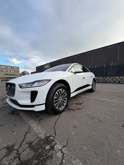 Jaguar I-PACE EV400 S AWD — SUV électrique haute performance, 70'000 km — exterior view