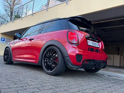 MINI JCW 2015 — Sportive compacte, moteur révisé, 231 ch et toit ouvrant — fianco