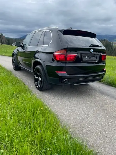 BMW X5 xDrive 40d Steptronic — SUV 7 places diesel, 306 ch et consommation maîtrisée — rear view