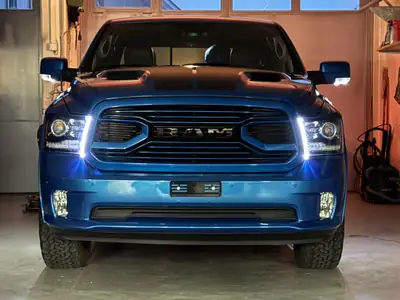 Dodge Ram 1500 Sport — Pickup musclé 396 ch, transmission intégrale et faible kilométrage — côté