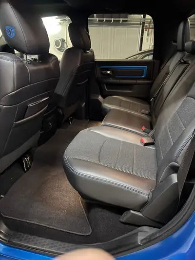 Dodge Ram 1500 Sport — Pickup musclé 396 ch, transmission intégrale et faible kilométrage — intérieur