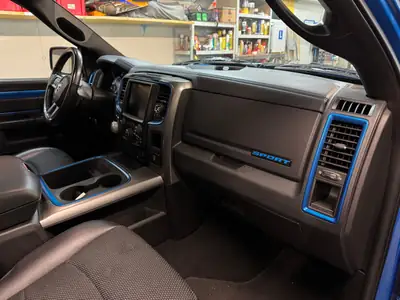 Dodge Ram 1500 Sport — Pickup musclé 396 ch, transmission intégrale et faible kilométrage — Miniature 8