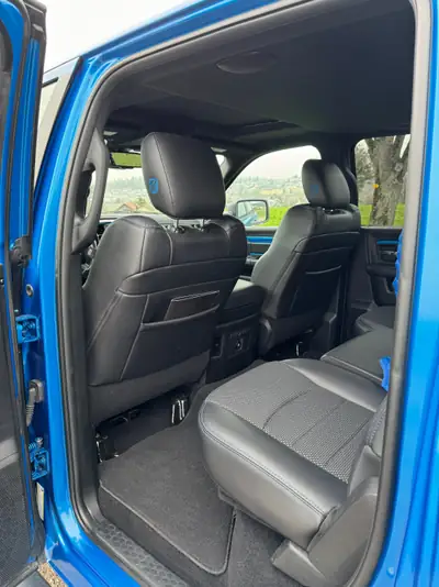 Dodge Ram 1500 Sport — Pickup musclé 396 ch, transmission intégrale et faible kilométrage — Miniature 7