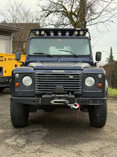 Land Rover Defender 90 SW — Le 4x4 de légende, robustesse et polyvalence garanties — côté