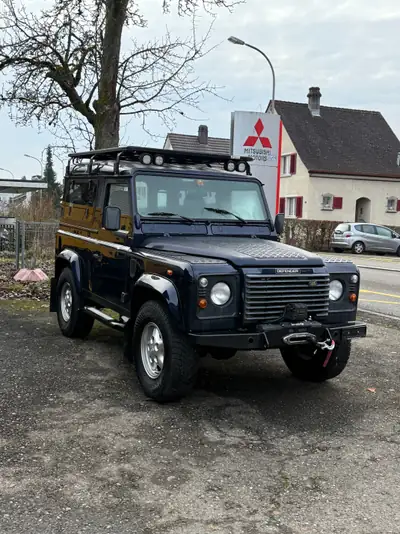 Land Rover Defender 90 SW — Le 4x4 de légende, robustesse et polyvalence garanties — arrière