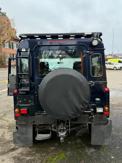 Land Rover Defender 90 SW — Le 4x4 de légende, robustesse et polyvalence garanties — intérieur