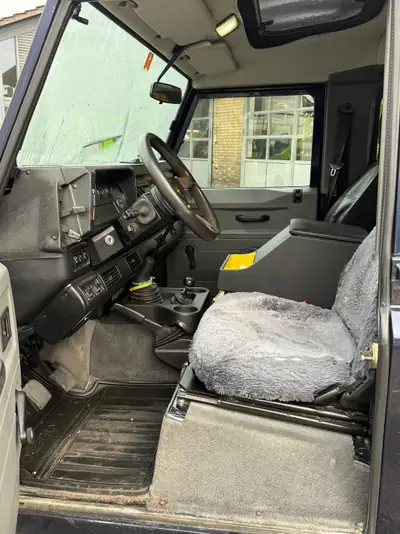 Land Rover Defender 90 SW — Le 4x4 de légende, robustesse et polyvalence garanties — Miniature 9