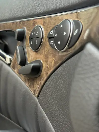 Mercedes-Benz E 63 AMG Avantgarde — Berline de prestige 515 ch, futur collector — Miniature 10