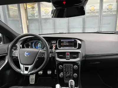 Volvo V40 Sport 200 — Berline compacte dynamique, 199 000 km, moteur 200 ch — arrière