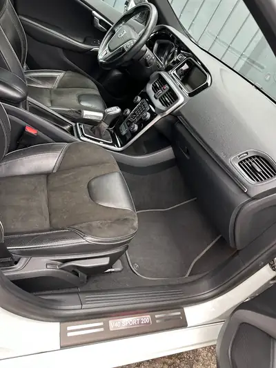 Volvo V40 Sport 200 — Berline compacte dynamique, 199 000 km, moteur 200 ch — intérieur