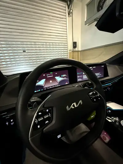 Kia EV6 77.4 kWh GT 4x4 — SUV électrique haute performance, 9 900 km seulement — Miniature 8