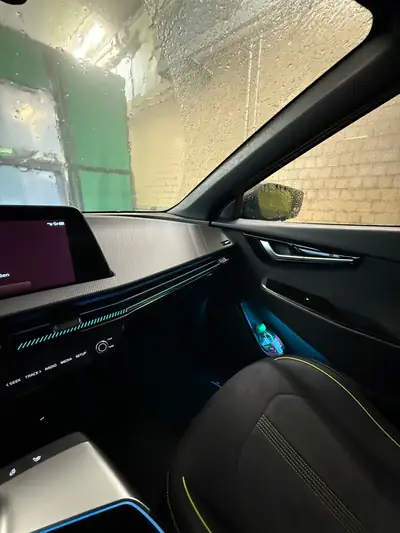 Kia EV6 77.4 kWh GT 4x4 — SUV électrique haute performance, 9 900 km seulement — Miniature 10