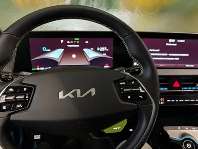 Kia EV6 77.4 kWh GT 4x4 — SUV électrique haute performance, 9 900 km seulement — Miniature 14
