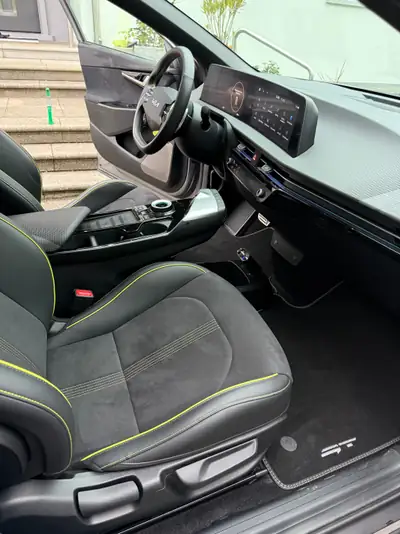 Kia EV6 77.4 kWh GT 4x4 — SUV électrique haute performance, 9 900 km seulement — Miniature 23