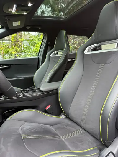 Kia EV6 77.4 kWh GT 4x4 — SUV électrique haute performance, 9 900 km seulement — Miniature 26
