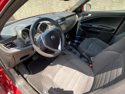 Alfa Romeo Giulietta 1.4 MultiAir Sport TCT — Berline sportive, 52'000 km, rouge éclatant — côté