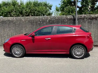 Alfa Romeo Giulietta 1.4 MultiAir Sport TCT — Berline sportive, 52'000 km, rouge éclatant — vue extérieure
