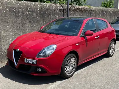 Alfa Romeo Giulietta 1.4 MultiAir Sport TCT — Berline sportive, 52'000 km, rouge éclatant — arrière