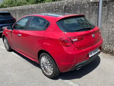 Alfa Romeo Giulietta 1.4 MultiAir Sport TCT — Berline sportive, 52'000 km, rouge éclatant — tableau de bord