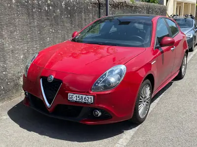 Alfa Romeo Giulietta 1.4 MultiAir Sport TCT — Berline sportive, 52'000 km, rouge éclatant — intérieur