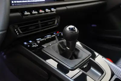 Porsche 911 S/T Heritage 2025 — Chef-d'œuvre limité, 525 ch et boîte manuelle — Miniature 18
