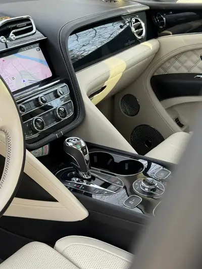 Bentley Bentayga V8 First Edition — SUV de prestige, 39 500 km, garantie BENTLEY 2028 — Miniature 11