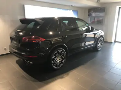 Porsche Cayenne S V8 Platinum Edition — SUV prestige 385 ch, sans sinistre — Heckansicht